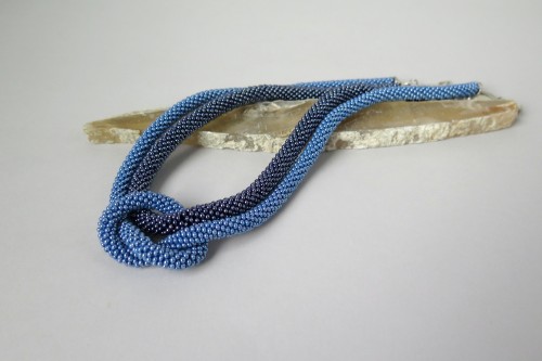 Dvigubas mėlynas kaklo papuošalas su mazgu