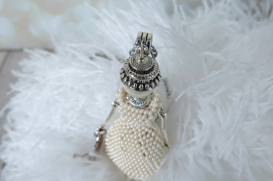 Damutė kreminių perlų spalvos suknele