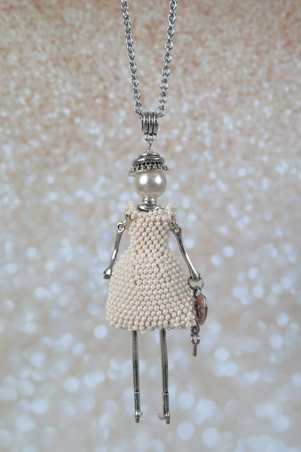 Damutė kreminių perlų spalvos suknele