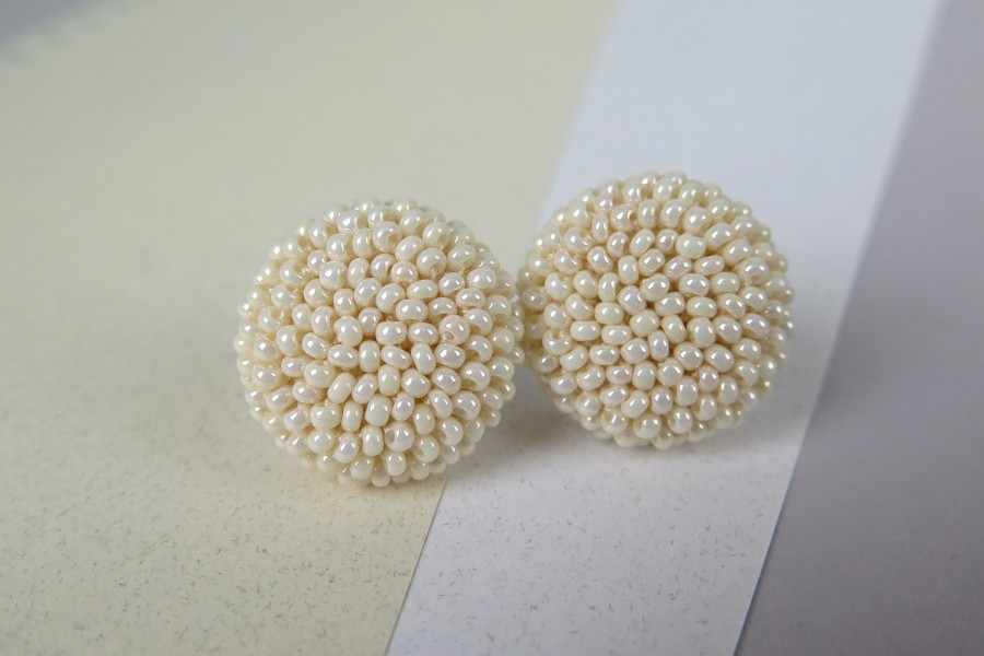 Kreminės perlų spalvos apvalūs auskarai "Gervuogėlės"