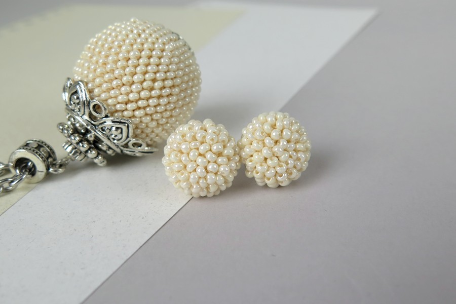 Kreminės perlų spalvos apvalūs auskarai "Gervuogėlės"