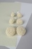 Kreminės perlų spalvos kabantys auskarai "Gervuogėlės"