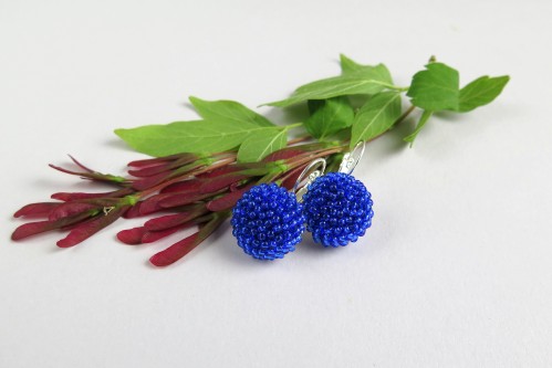 Ryškiai mėlyni kabantys apvalūs auskarai "Gervuogėlės"
