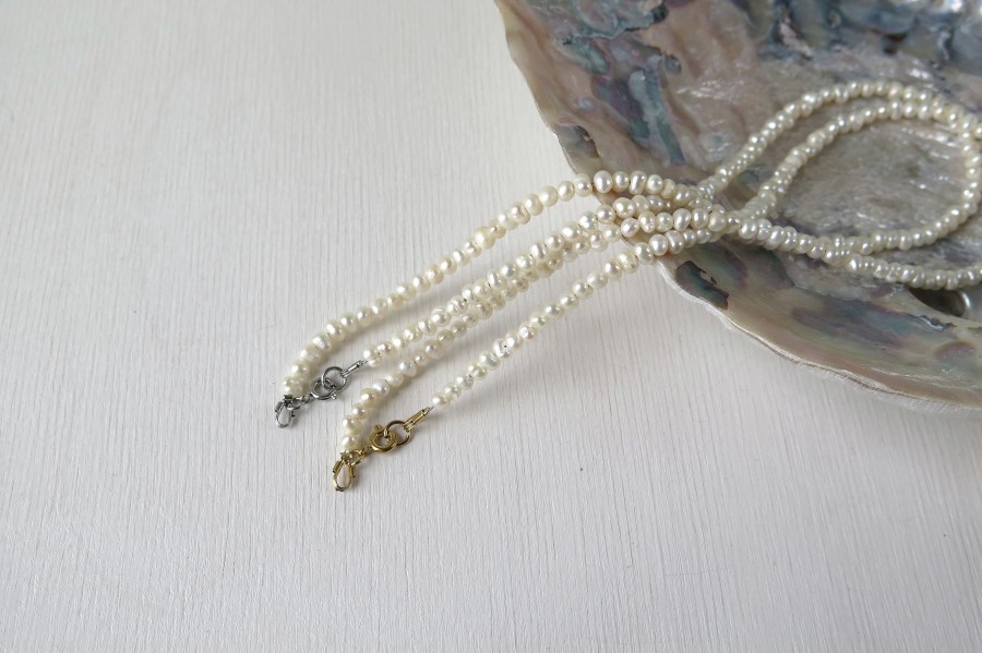 Smulkių baltų perlų vėrinys